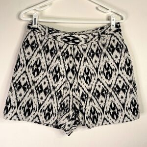 Theory Black and White Dress Shorts With Skirt Front Size 6 Preppy Classic